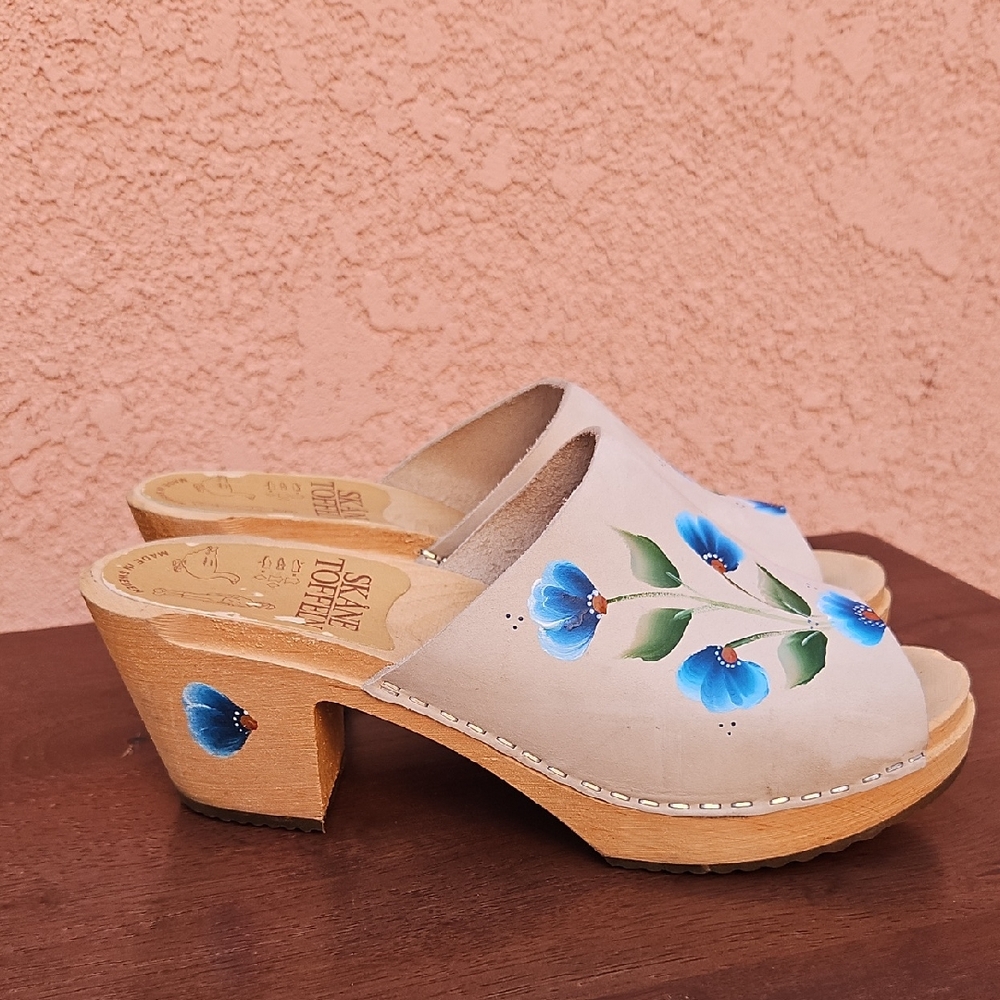 SKÅNE TOFFELN Swedish Flowered Blue and Cream Mules Clogs Leather Size 38 USA 7